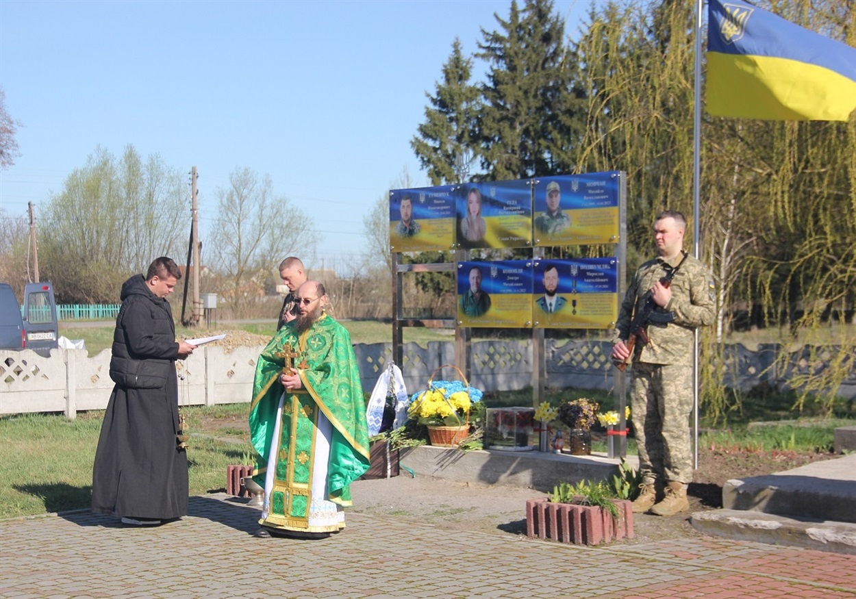Священник Православної Церкви України ієрей Ростислав Семенчук відслужив молебень за загиблими від російської агресії мешканців Жигалівки.
