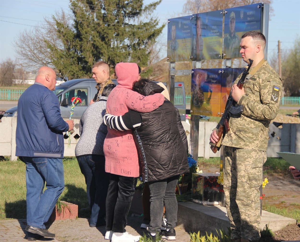 Пам’ять сильніша за смерть: у Жигалівці відкрили меморіальну дошку на честь полеглого воїна-земляка