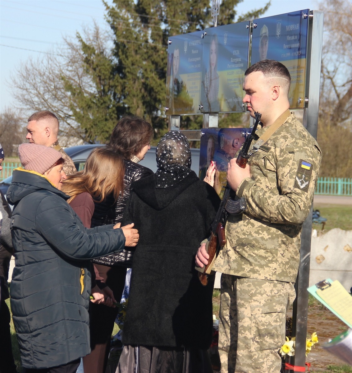 Пам’ять сильніша за смерть: у Жигалівці відкрили меморіальну дошку на честь полеглого воїна-земляка