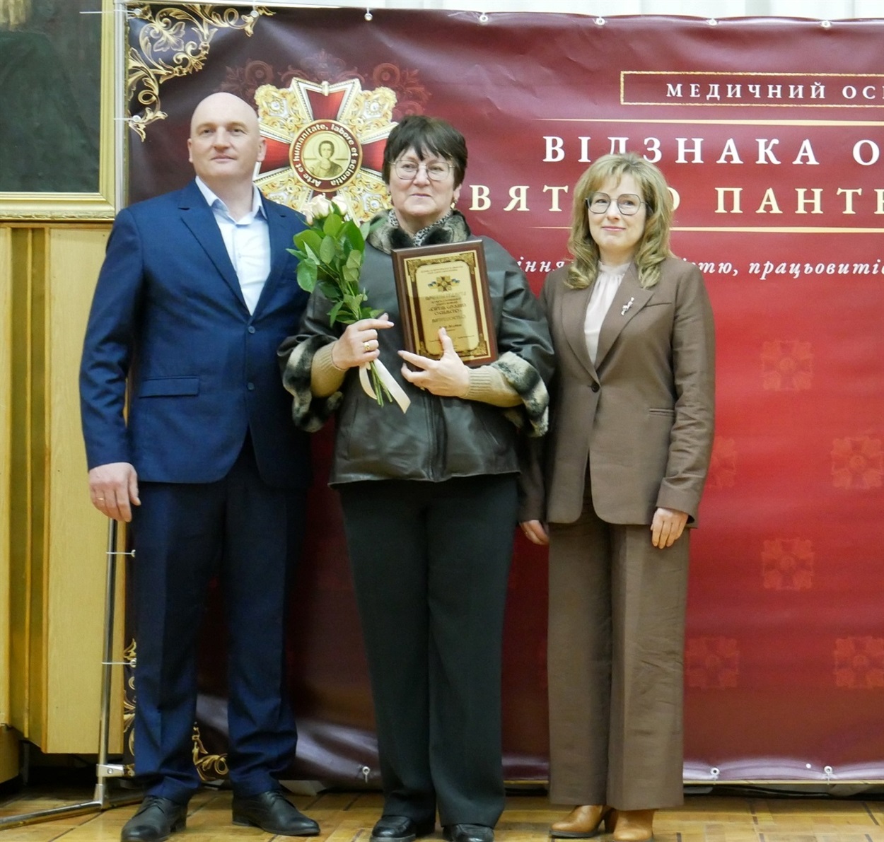 Людмила Дудар (у центрі)