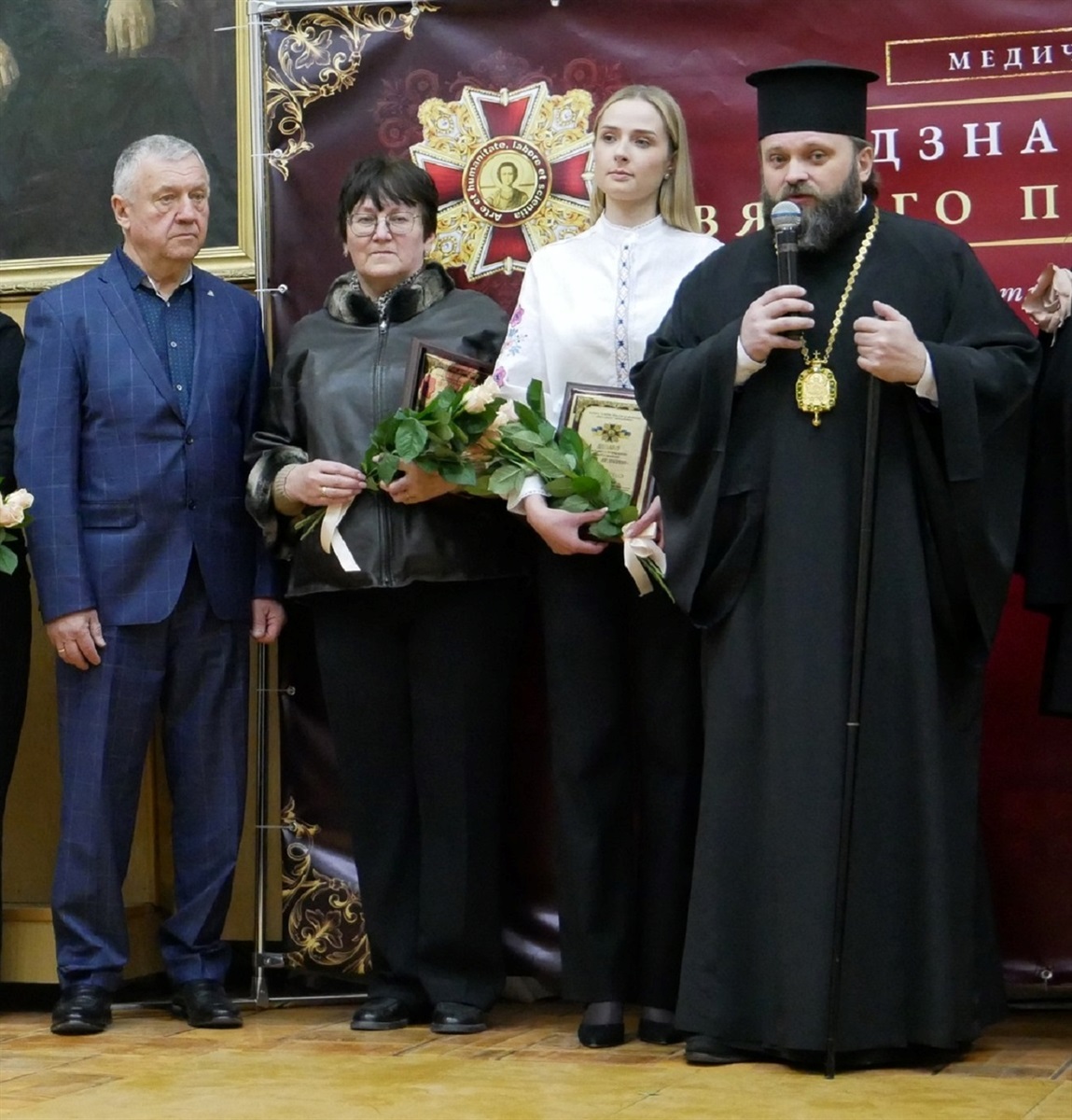 Людмила Дудар (друга ліворуч) і Павло Каленич (крайній ліворуч)