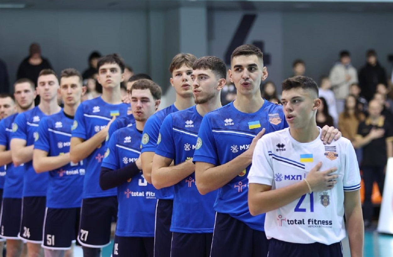 Михайло Якушенко (другий праворуч)