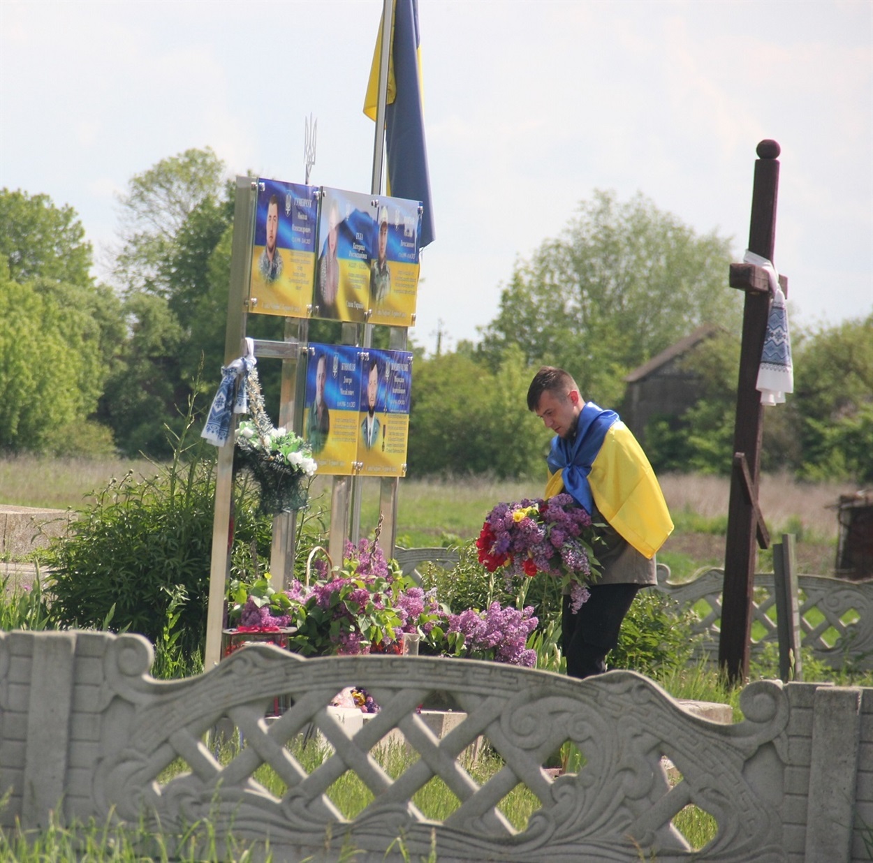 ВадимШаталюк покладає квіти до меморіалу загиблим односельчанам на війні з росією