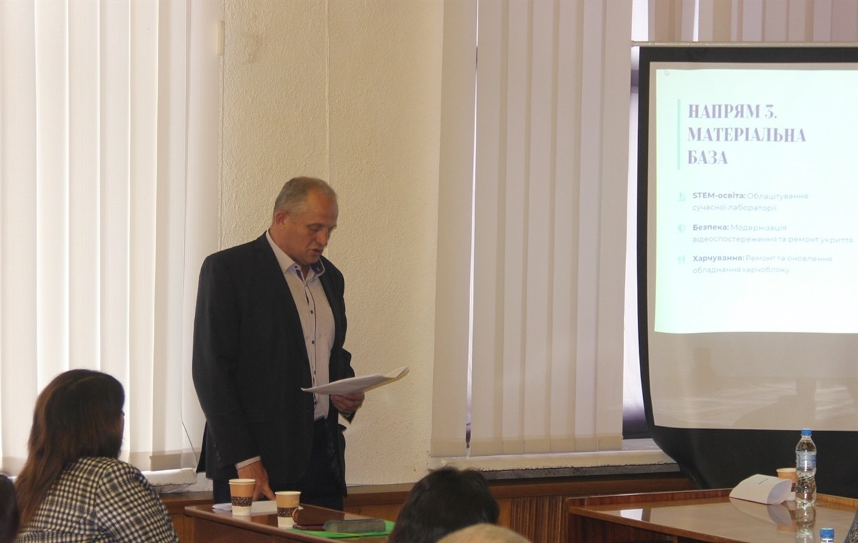 Директор гімназії с.Нападівки Василь Король претендує на цю ж посаду