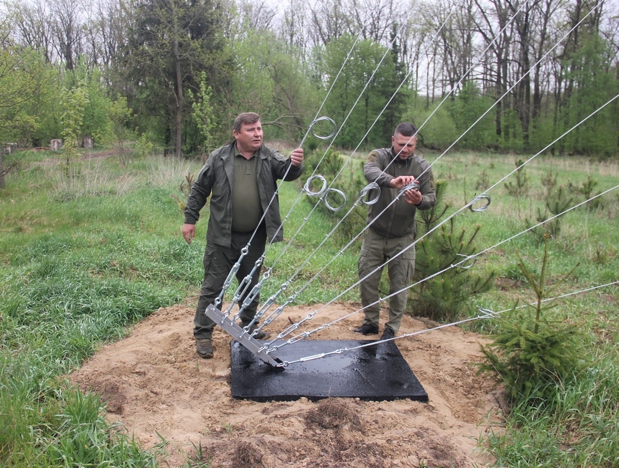 Лісничий Іванівського лісництва Юрій Чернюк (ліворуч) та майстер лісу Вадим Кулик