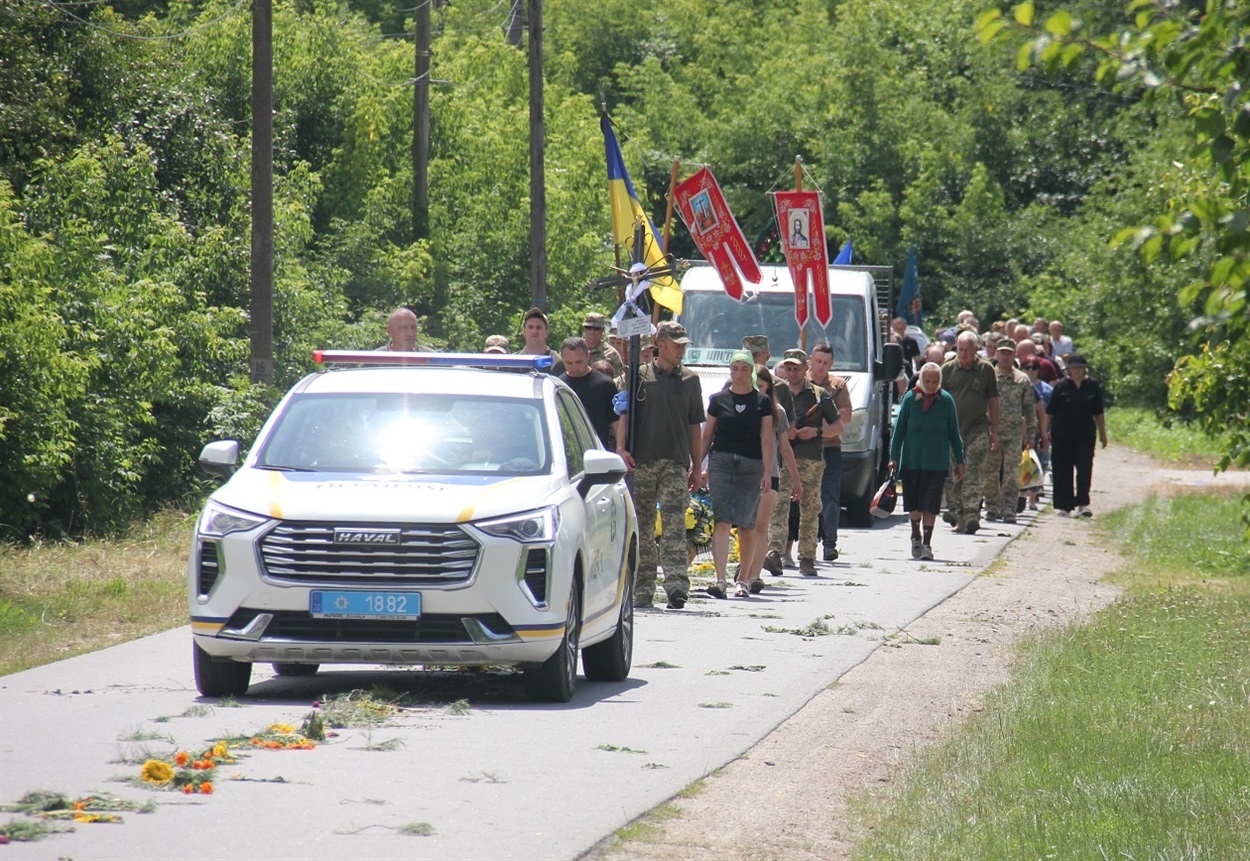 «Вічна пам’ять і честь тобі, побратиме!»: у Жигалівці попрощалися із полеглим морським піхотинцем