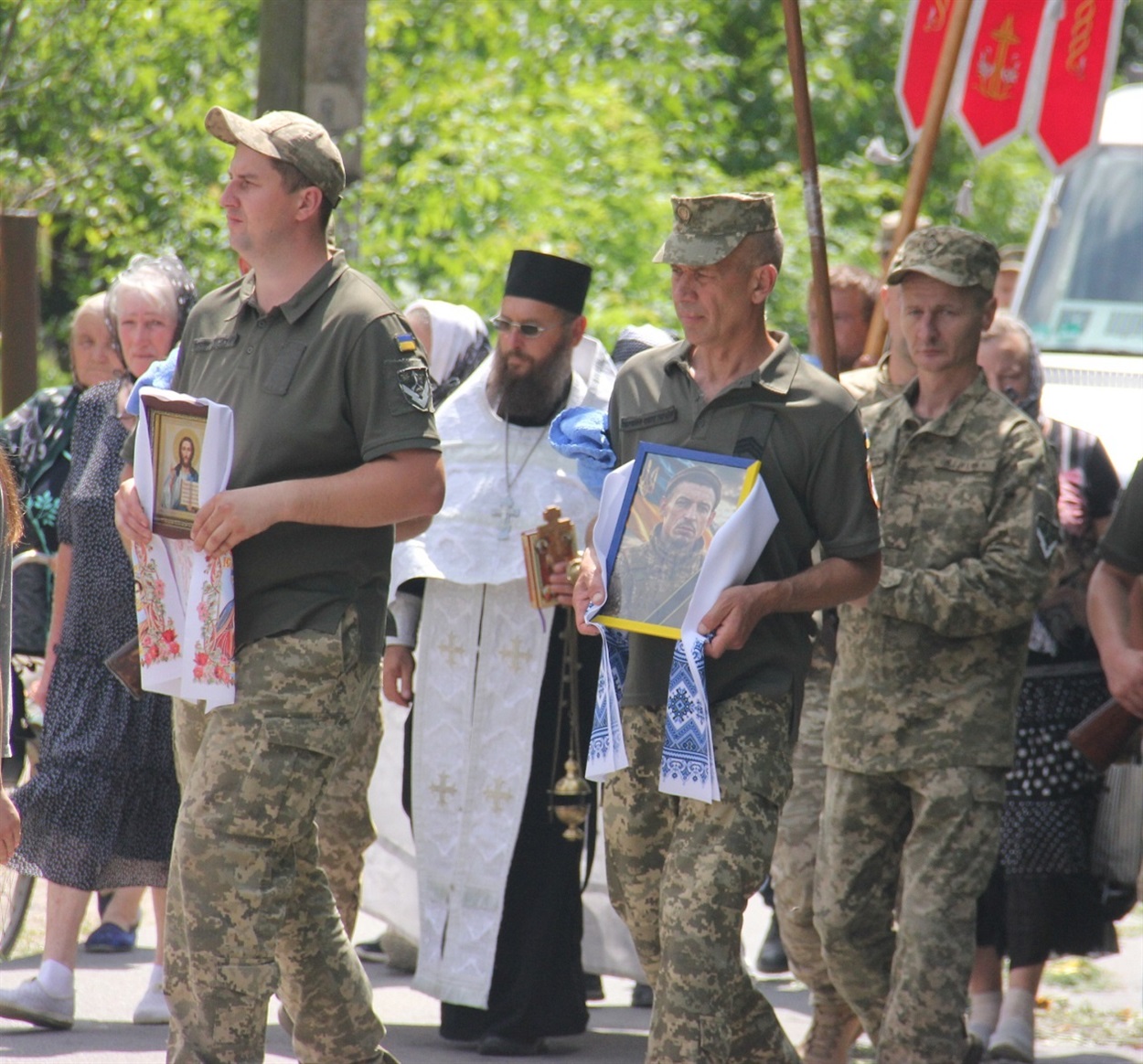 «Вічна пам’ять і честь тобі, побратиме!»: у Жигалівці попрощалися із полеглим морським піхотинцем