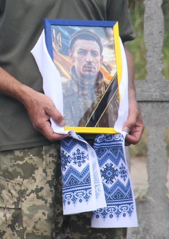 «Вічна пам’ять і честь тобі, побратиме!»: у Жигалівці попрощалися із полеглим морським піхотинцем