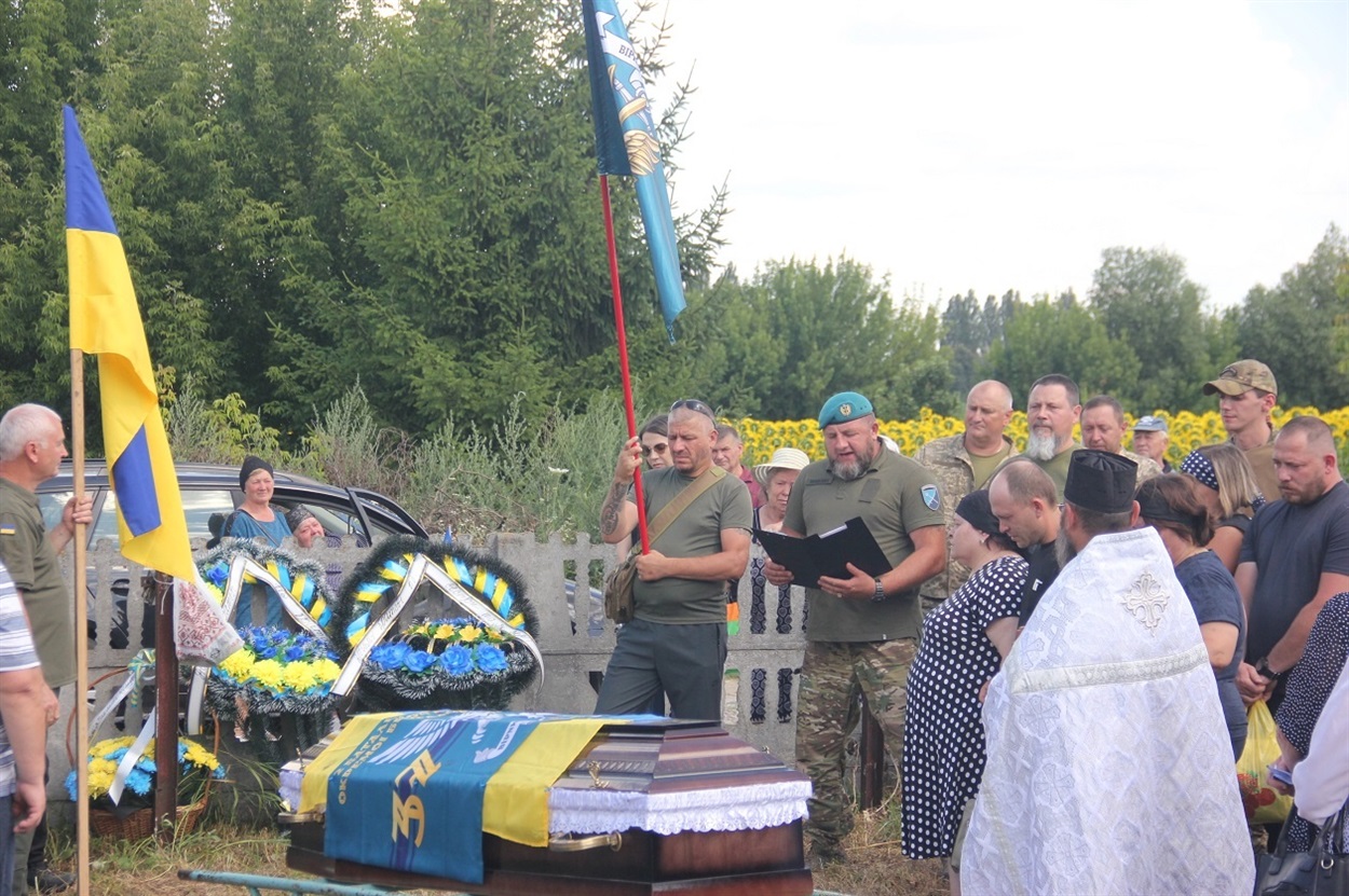 «Вічна пам’ять і честь тобі, побратиме!»: у Жигалівці попрощалися із полеглим морським піхотинцем