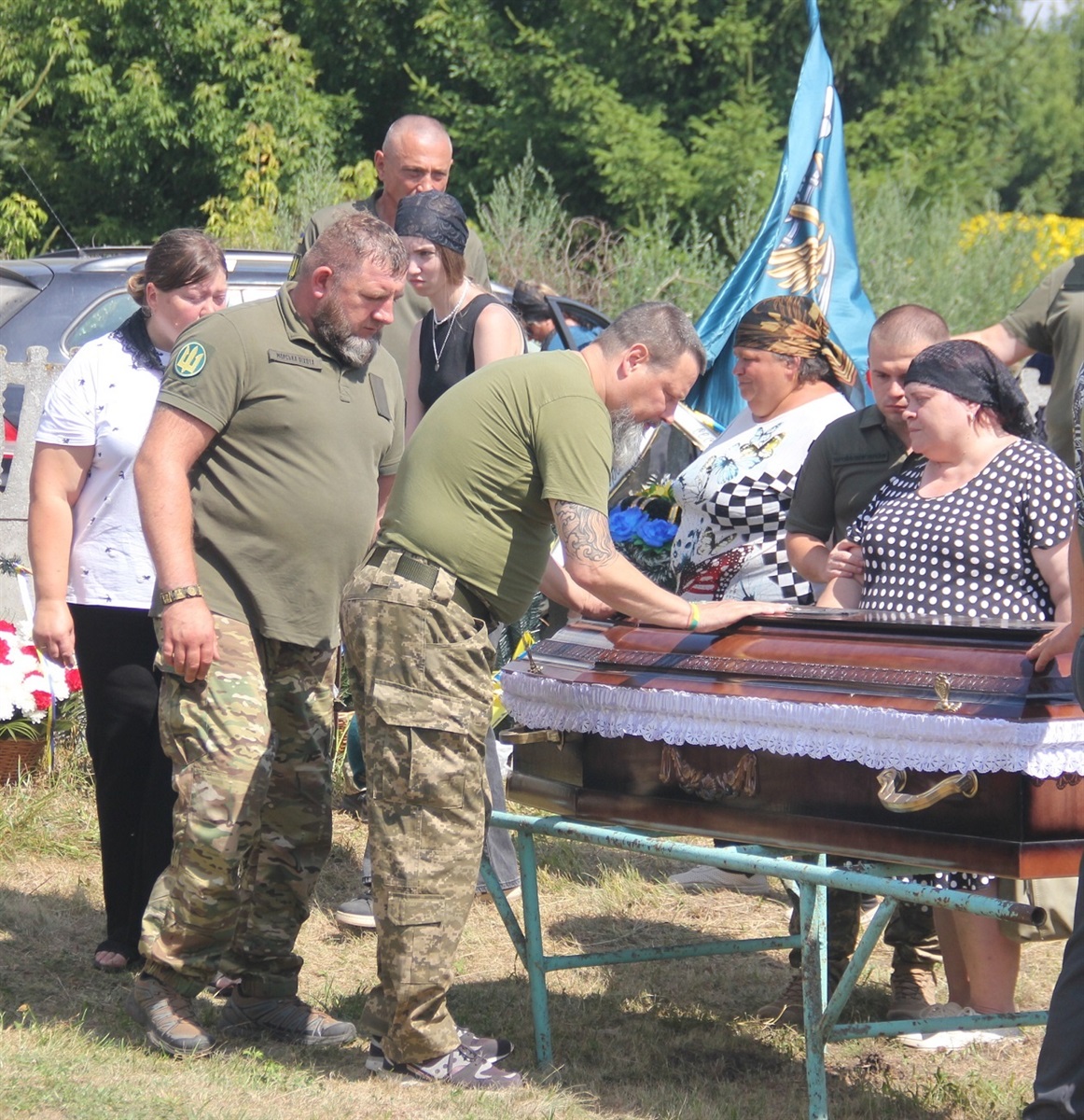 «Вічна пам’ять і честь тобі, побратиме!»: у Жигалівці попрощалися із полеглим морським піхотинцем