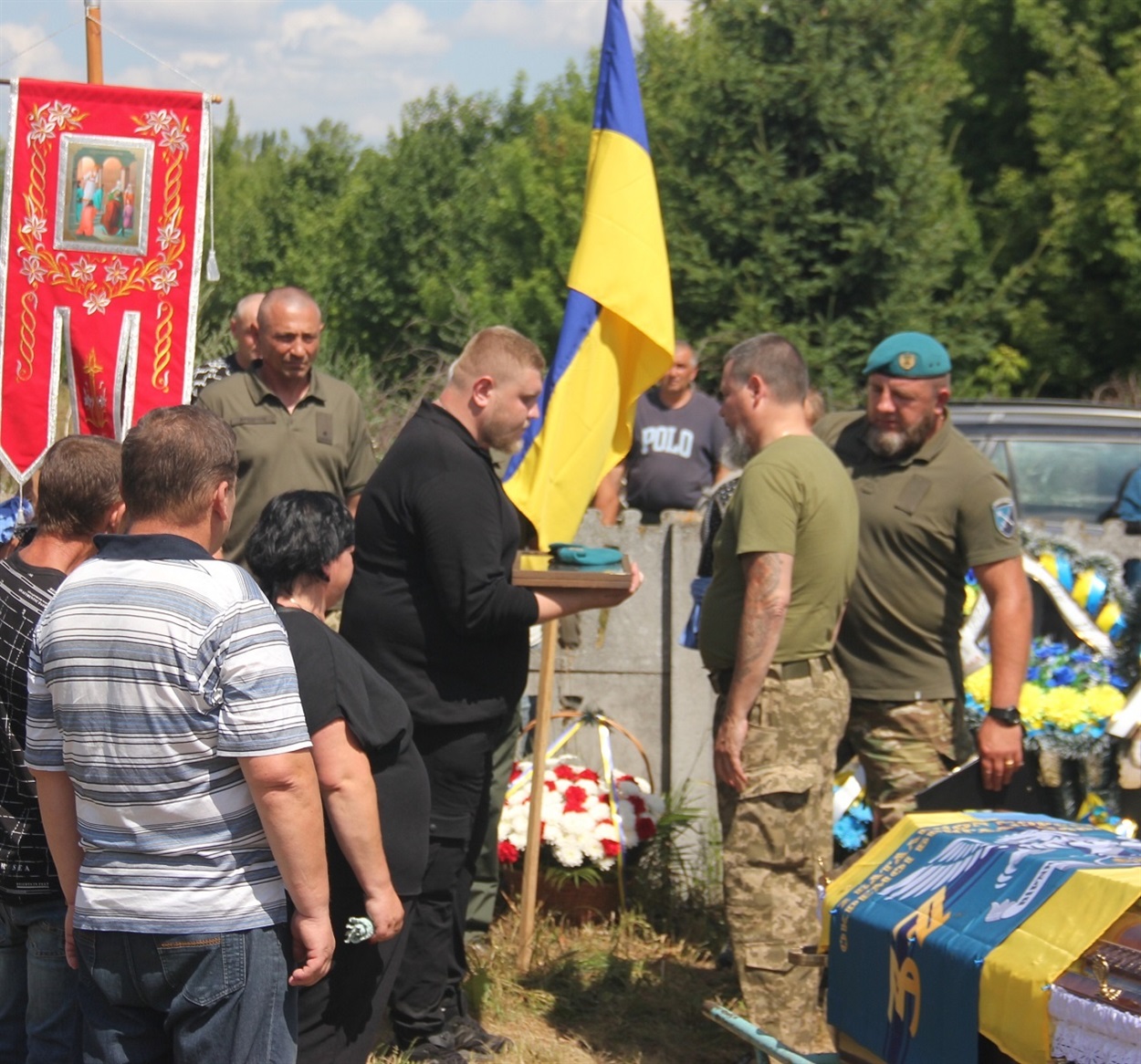 «Вічна пам’ять і честь тобі, побратиме!»: у Жигалівці попрощалися із полеглим морським піхотинцем