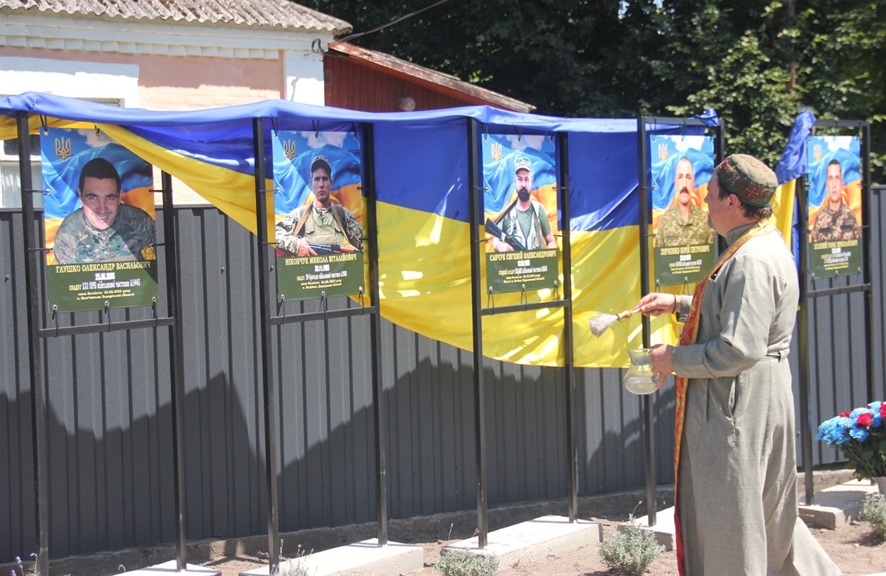 Священник Православної Церкви України Олег Кожушний освячує Алею надії.