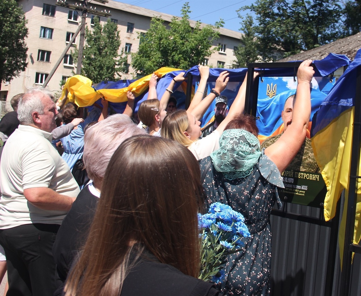 Рідні зникних безвісти воїнів знімають прапори із портретів