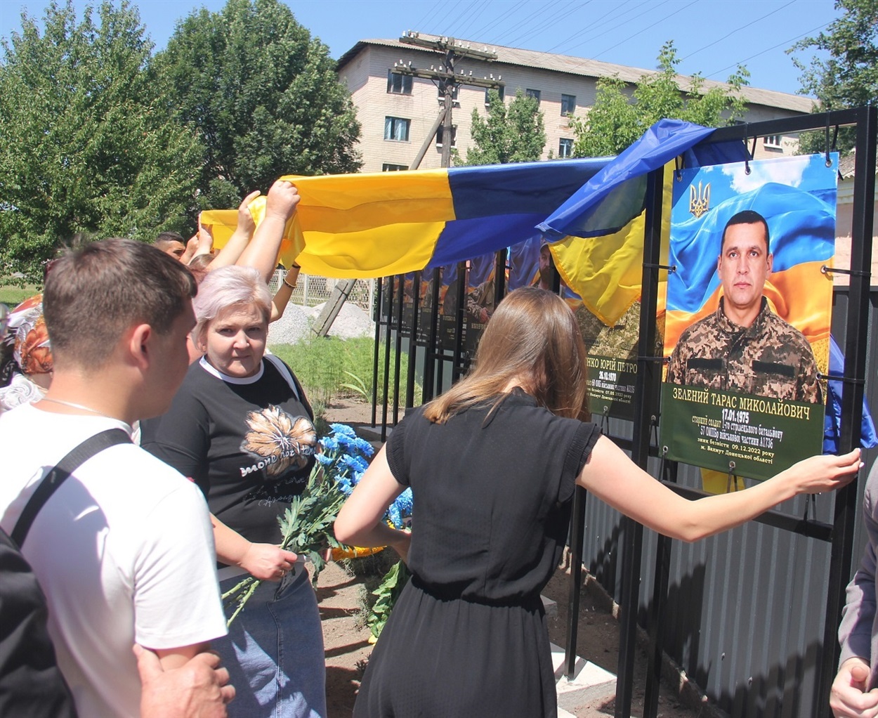 Рідні зникних безвісти воїнів знімають прапори із портретів