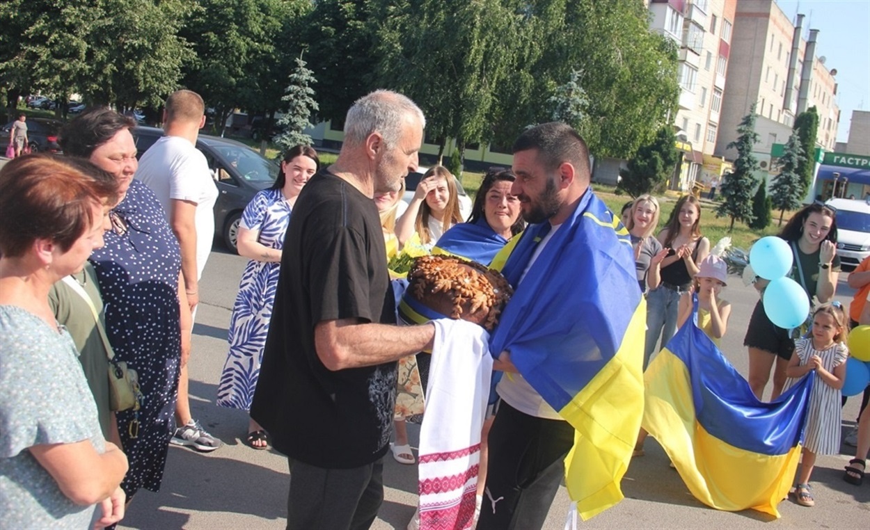 Калинівчани зустрічають В.Ніколайчука після повернення з полону
