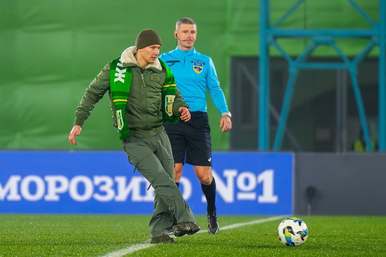 Символічний удар по м'ячу робить А.Онуфрак