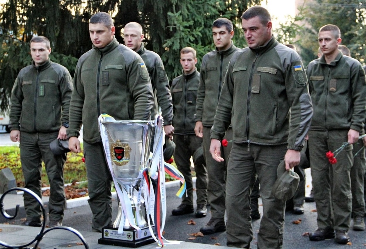 Після виграшу Кубка Героїв АТО гравці "Ягуара" вшановують пам'ять своїх загиблих побратимів. В.Ніколайчук другий праворуч