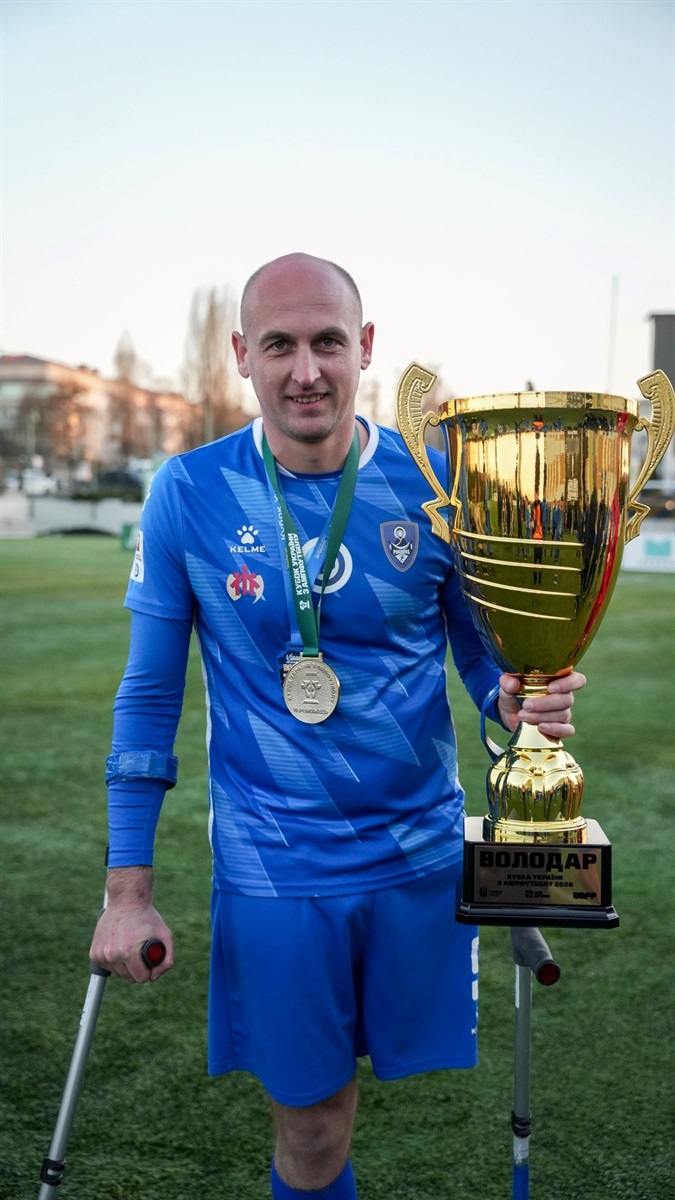 Олександр Говоруха із Кубком України з ампфутболу