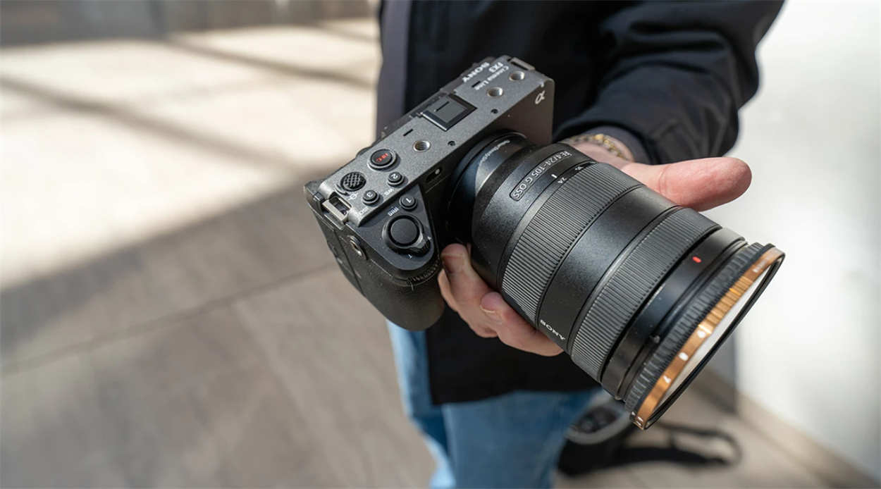 Повнокадрова відеокамера Sony FX3 з верхньою ручкою XLR та блоком підключення мікрофонів