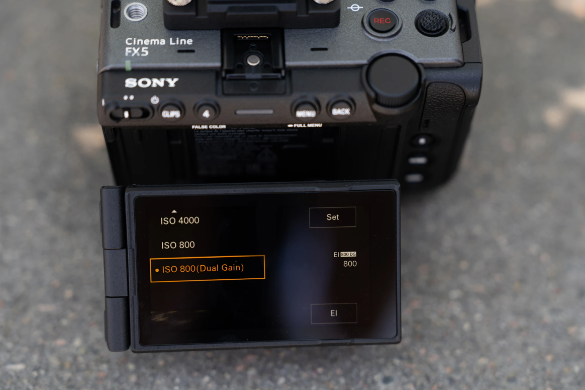 Боковий профіль камери Sony FX5 з відкритим поворотно-відкидним сенсорним дисплеєм 3.5 дюйма