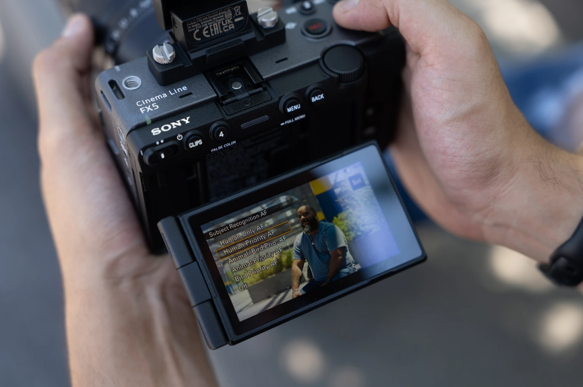 Кінокамера Sony FX5 у повному обважуванні з зовнішнім накамерним монітором та кінооб'єктивом