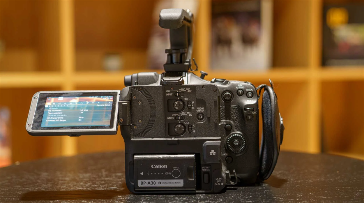 Кінокамера Canon EOS C80 з монтованою верхньою ручкою та мікрофонним тримачем