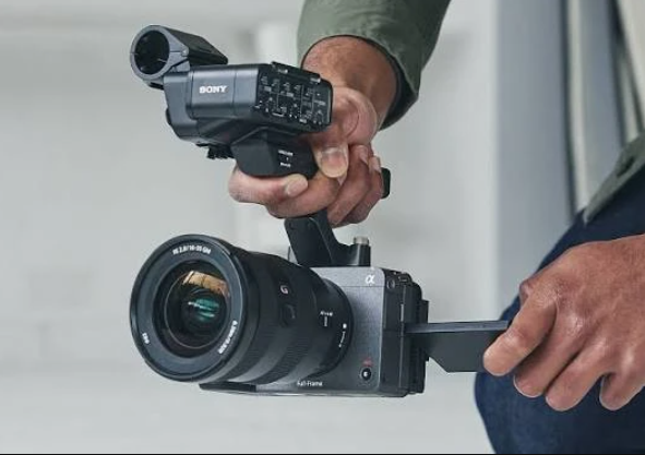 Передня панель корпусу Sony FX3 зі знятою захисною кришкою байонета E-mount