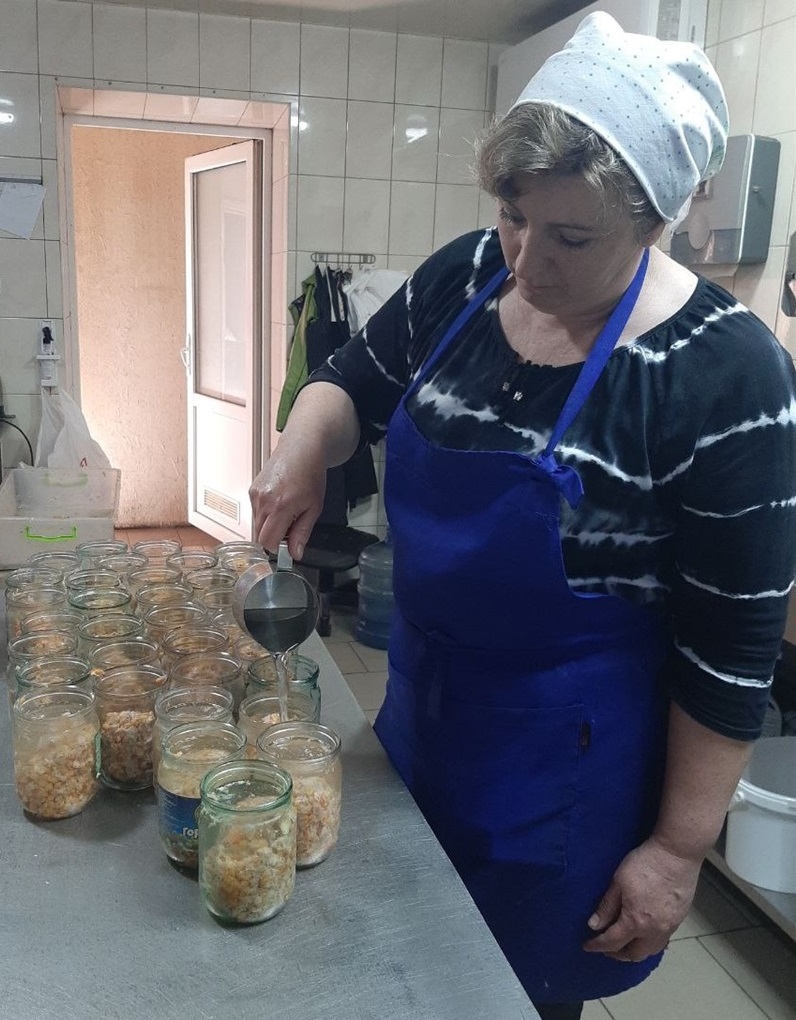 Людмила Єгорова заливає окропом майбутню консервацію