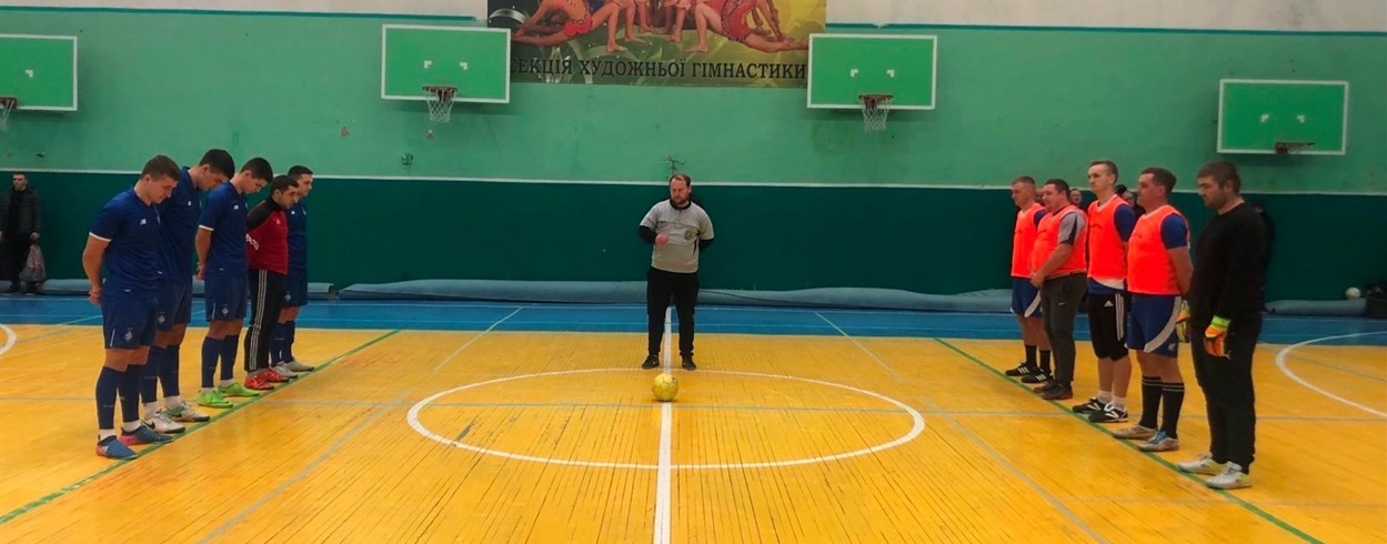 Хвилина мовчання перед матчем між "Ягуаром" (ліворуч) та "Гранітом" (праворуч)
