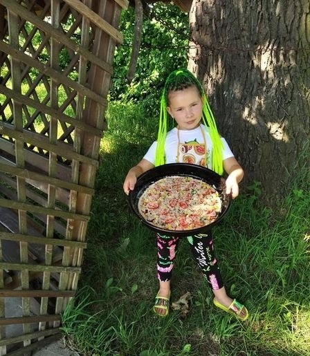 Вікторія Щур також допомагає бабусі у їх родинному бізнесі  